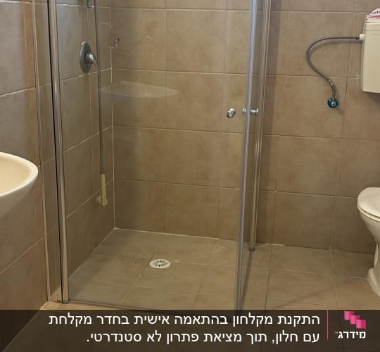 מקלחון זכוכית עם אריחי קרמיקה וחלון קטן